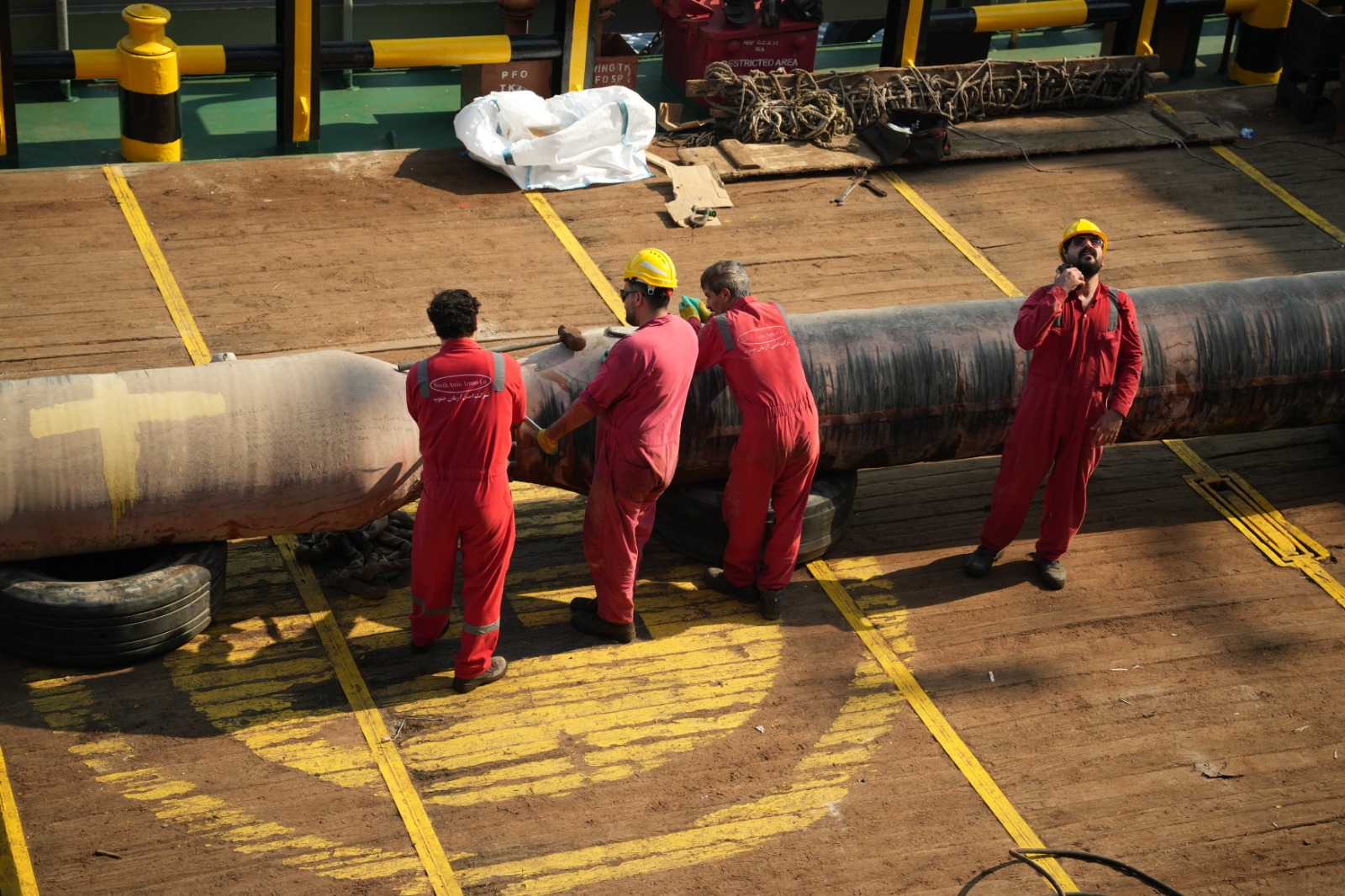 انجام تعمیرات اساسی شیلنگ‌های شناور پایانه فرآورشی کوروش توسط کارکنان شرکت نفت فلات قاره ایران